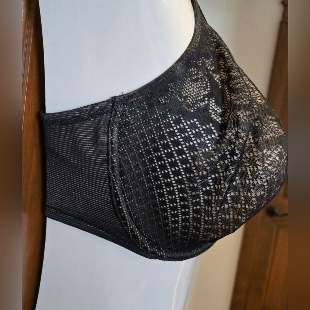 Wacoal Visual Effects Minimizer Bra - Picture 2 of 4